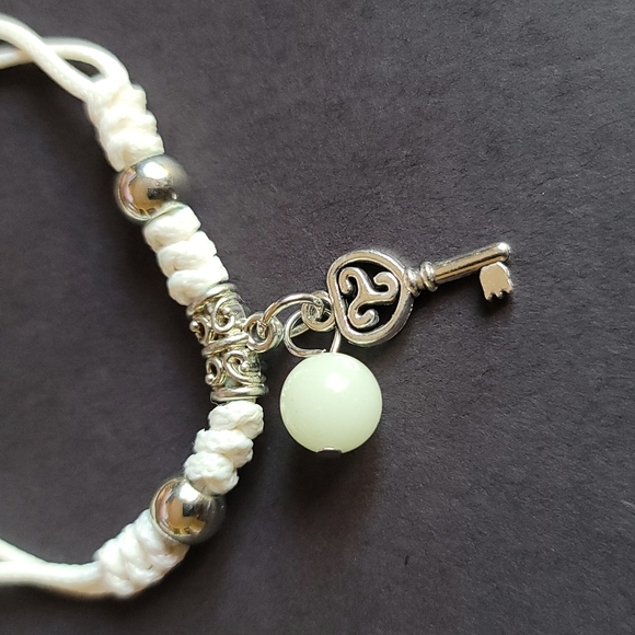 Glow in the dark "Key" Bracelet - Picture 2 of 3